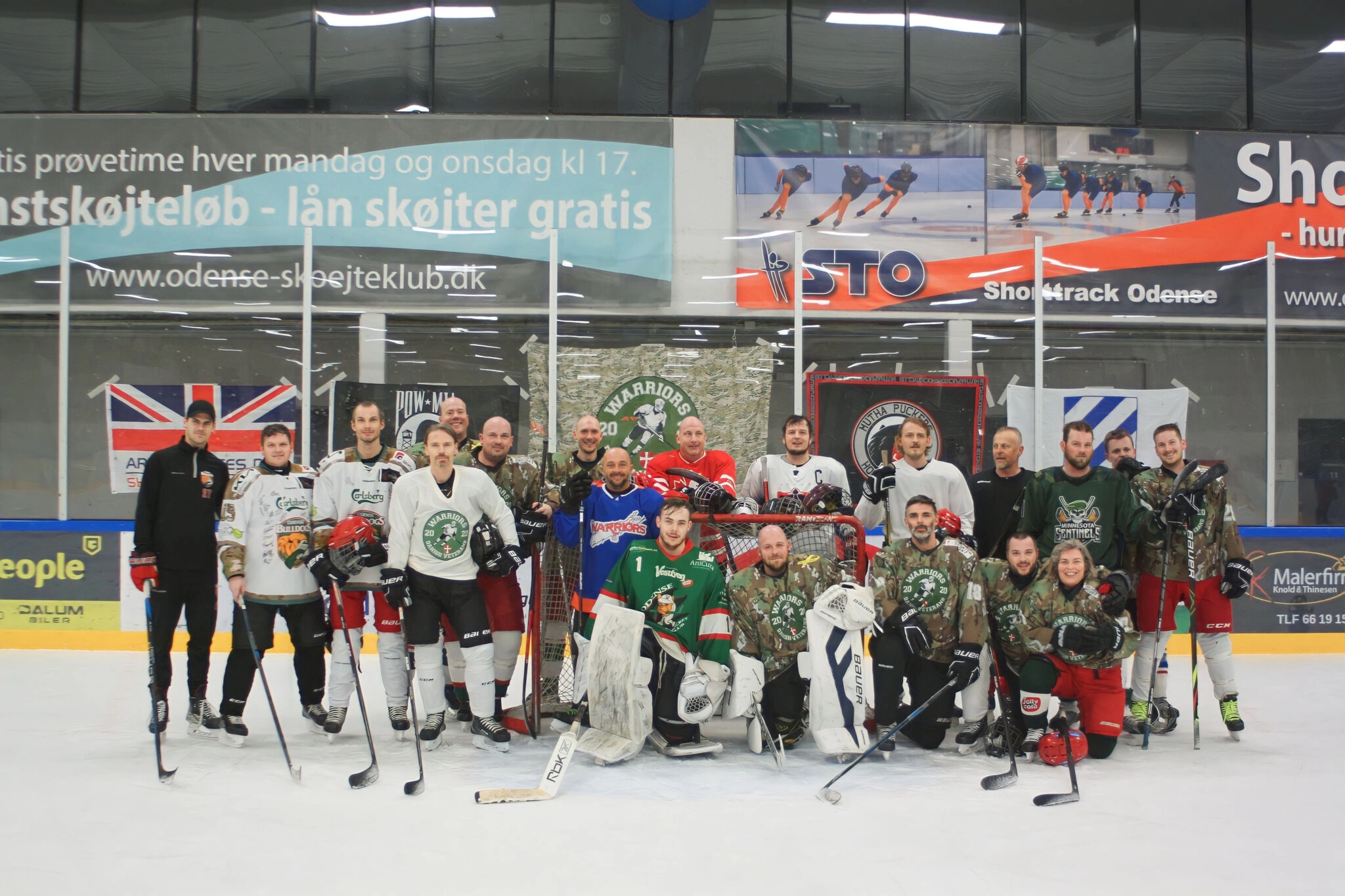 Holdet fra veteran ishockey foreningen Odense Warriors. Hotpaper støtter dem og lokalsamfundet.